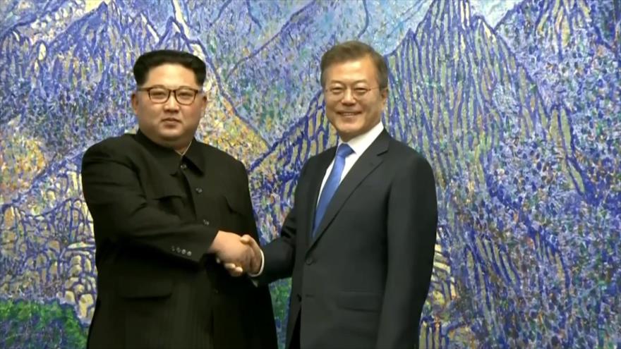 El presidente de Corea del Sur, Moon Jae-in (dcha.), y el líder de Corea del Norte, Kim Jong-un,