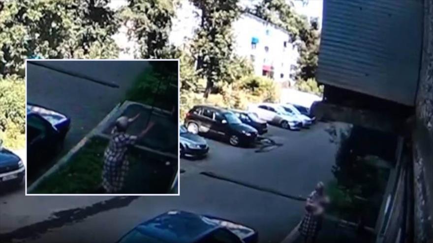 Vídeo: Vean cómo mujer rusa salva a un bebé que cayó por la ventana