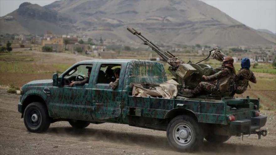 Combatientes de Ansarolá en plena batalla con las fuerzas de la coalición agresora a Yemen, liderada por Arabia Saudí, en Saná, la capital. (Foto: Reuters)