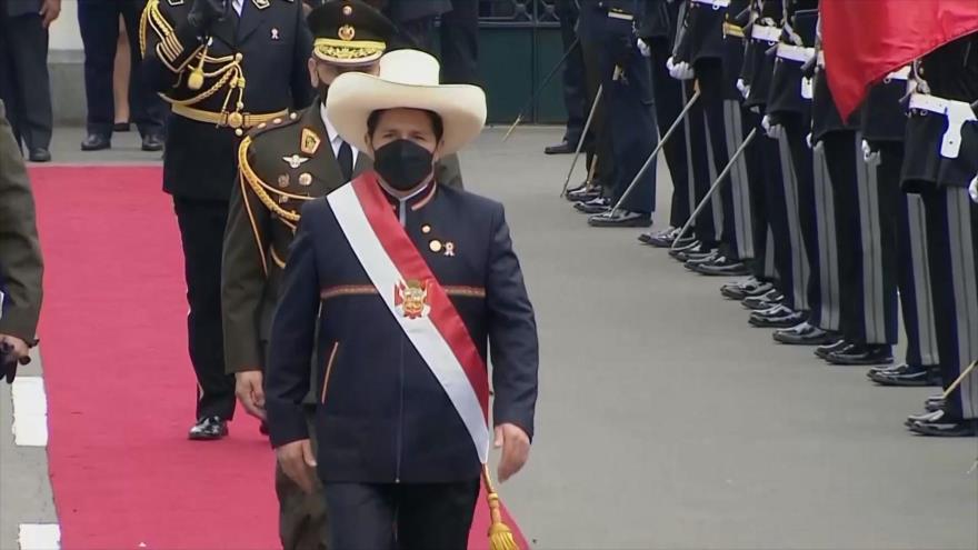 Pedro Castillo jura ante Congreso y asume la Presidencia en Perú