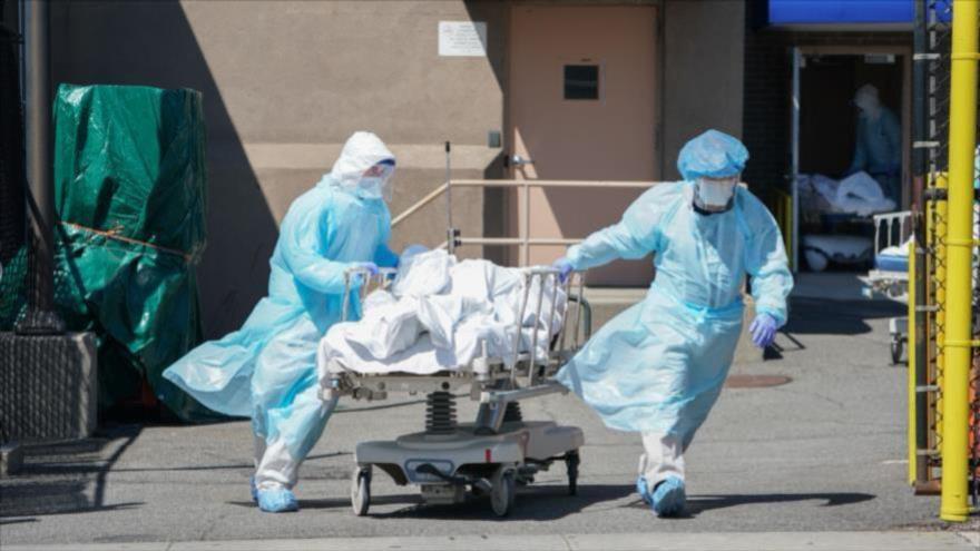 Personal médico traslada cadáveres de contagiados con coronavirus en un hospital en Brooklyn, Nueva York (EE.UU.), 6 de abril de 2020. (Foto: AFP)