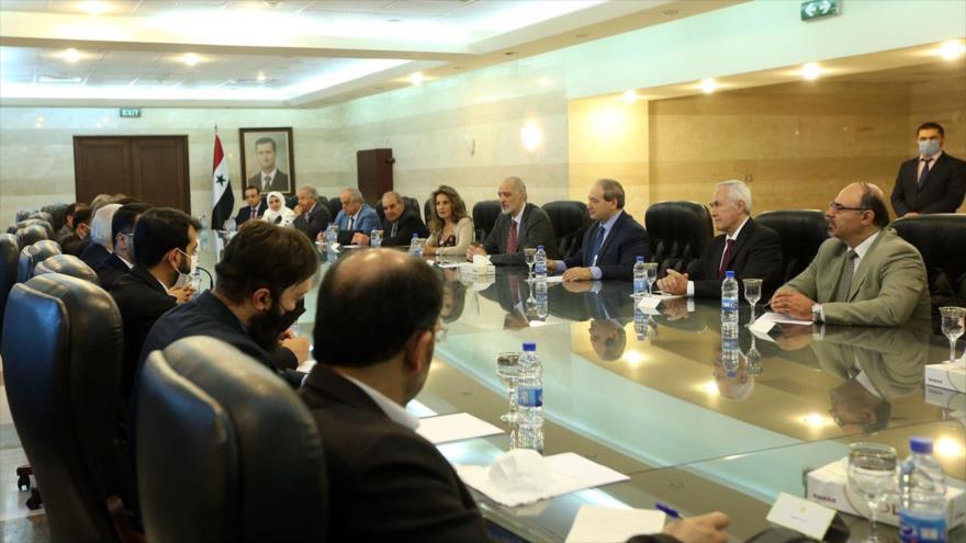 La delegación parlamentaria iraní, encabezada por Vahid Yalilzade (izda.), reunida con el canciller sirio, Faisal al-Miqdad (dcha.) y otros responsables sirios en Damasco, 29 de julio de 2021.