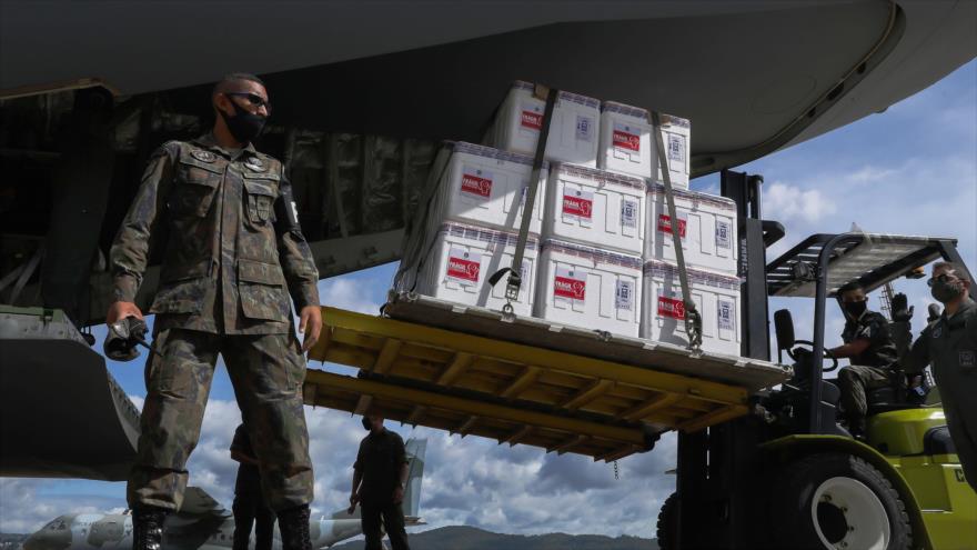 Personal militar descarga unos 6 millones de dosis de vacuna china en Sao Paulo, Brasil, 18 de enero de 2021. (Foto: Getty Images)