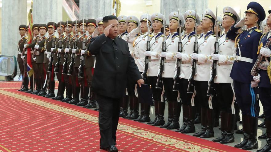 El líder norcoreano, Kim Jong-un, asiste al primer seminario de comandantes y oficiales políticos del Ejército en Pyongyang, 24 de julio de 2021. (Foto: AFP)