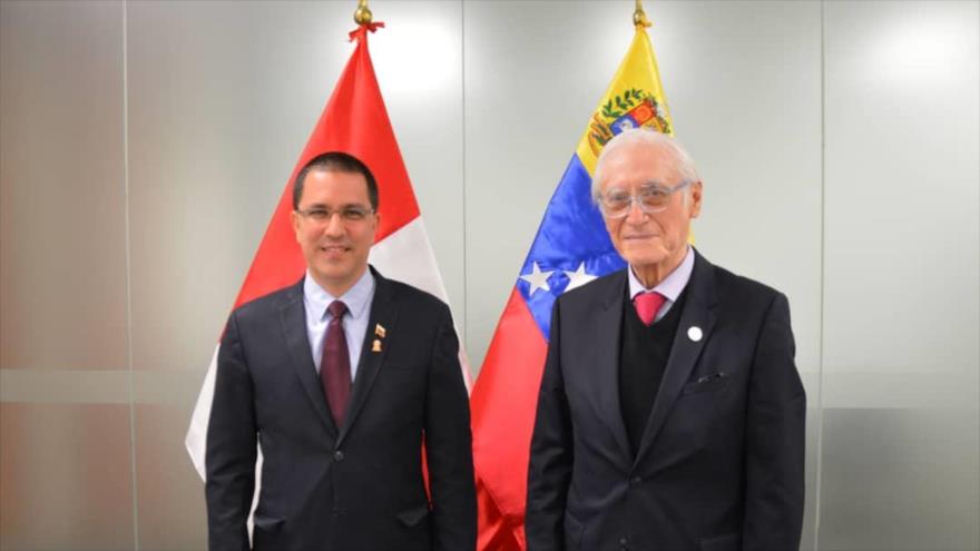 El canciller de Venezuela, Jorge Arreaza (izd.) y su homólogo peruano, Héctor Béjar, durante una reunión en Lima (capital de Perú). 30 de julio de 2021.