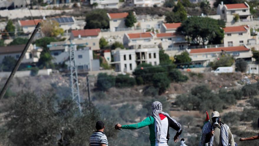 Manifestantes palestinos frente a un asentamiento israelí durante una protesta,en Kafr Qadum en la Cisjordania ocupada, 13 de noviembre de 2020. (Foto: Reuters)