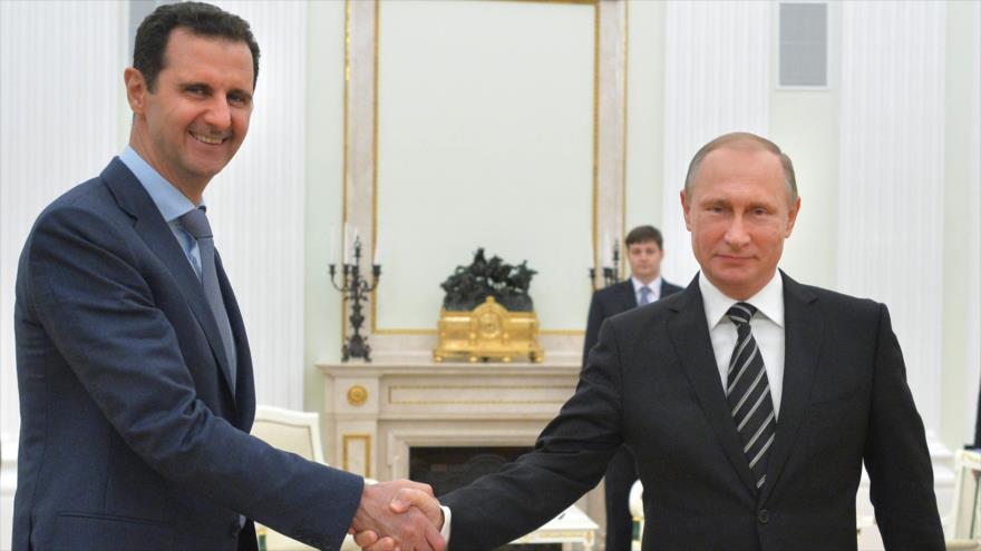 El presidente ruso, Vladimir Putin (dcha.), y su homólogo sirio, Bashar al-Asad, en Moscú, capital rusa.
