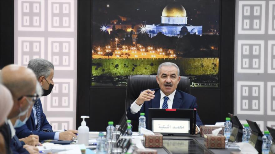 El primer ministro palestino, Mohamad Shtayeh, habla en la reunión semanal del Gabinete, Ramalá, Cisjordania, 2 de agosto de 2021 (Foto: WAFA).