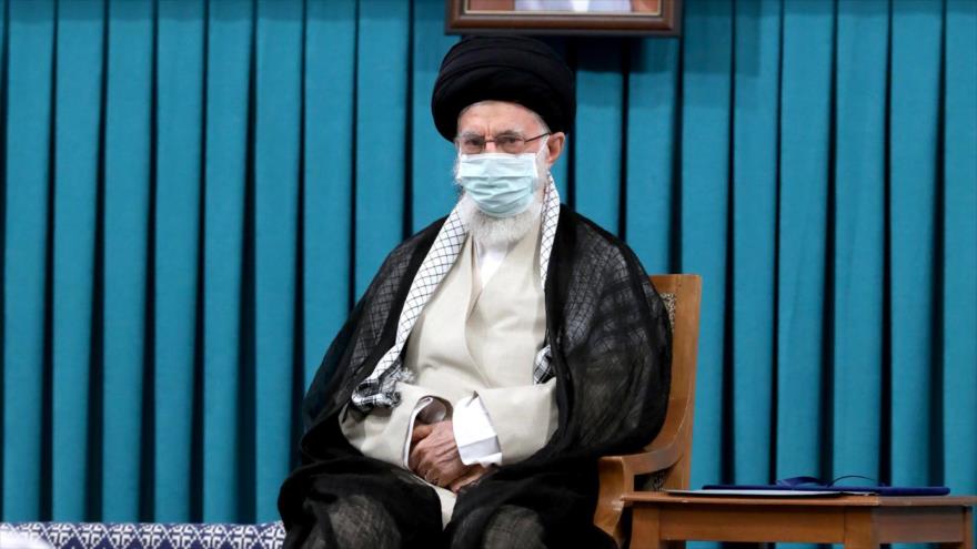 El Líder de Irán, el ayatolá Seyed Ali Jamenei, durante la ceremonia de la convalidación del nuevo presidente Seyed Abrahim Raisi, 3 de agosto de 2021. (Foto: khamenei.ir)
