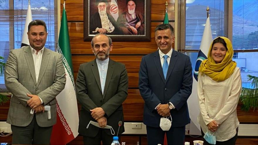 El secretario ejecutivo del ALBA-TCP, Sacha LLorenti (dcha.) en una reunión con altos cargos de la radio televisión iraní.