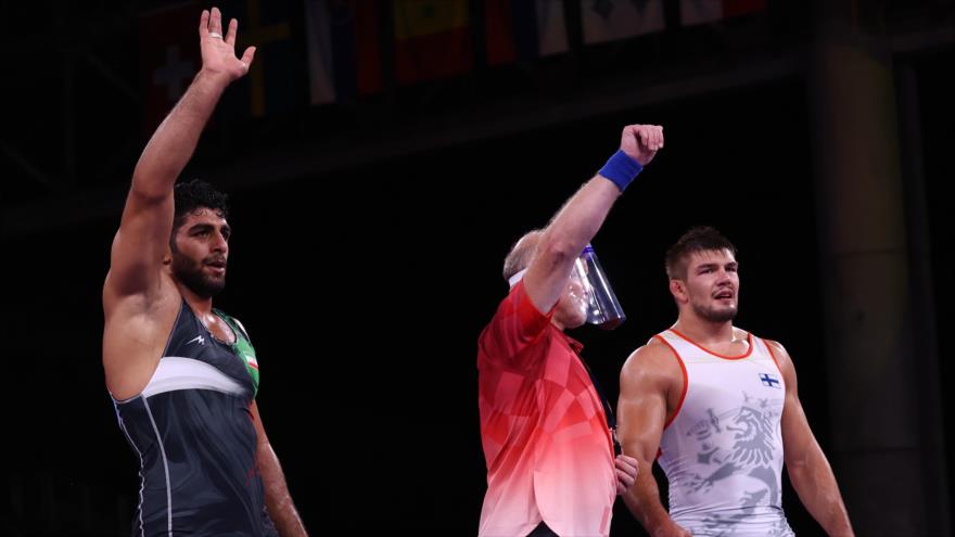 El luchador grecorromano iraní Mohamadhadi Saravi (izq.) gana el bronce en los Juegos Olímpicos de Tokio 2020, 3 de agosto de 2021. (Foto: Reuters)