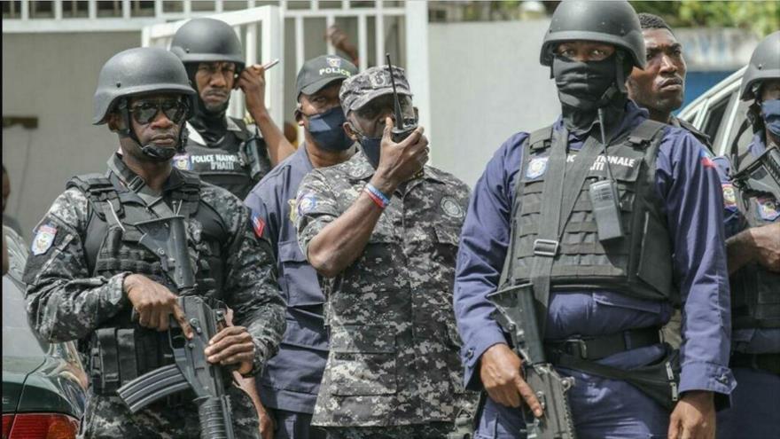 El jefe de policía, Léon Charles, junto con otros agentes de la policía de Haití frente a la comisaría de Petion Ville en Puerto Príncipe, la capital.