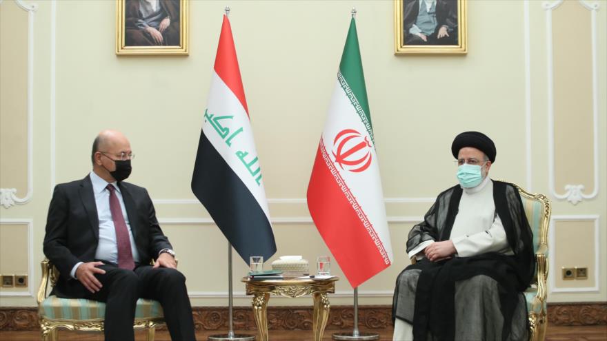 El nuevo presidente iraní, Seyed Ebrahim Raisi (dcha.), y su homólogo iraquí, Barham Salih, en Teherán, 5 de agosto de 2021. (Foto: President.ir)