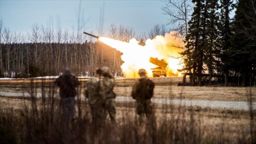 Militares de EE.UU. disparan un misil desde un Sistema de Cohetes de Artillería de Alta Movilidad M142, Alaska, 4 de mayo de 2018. (Foto: pacom.mil)