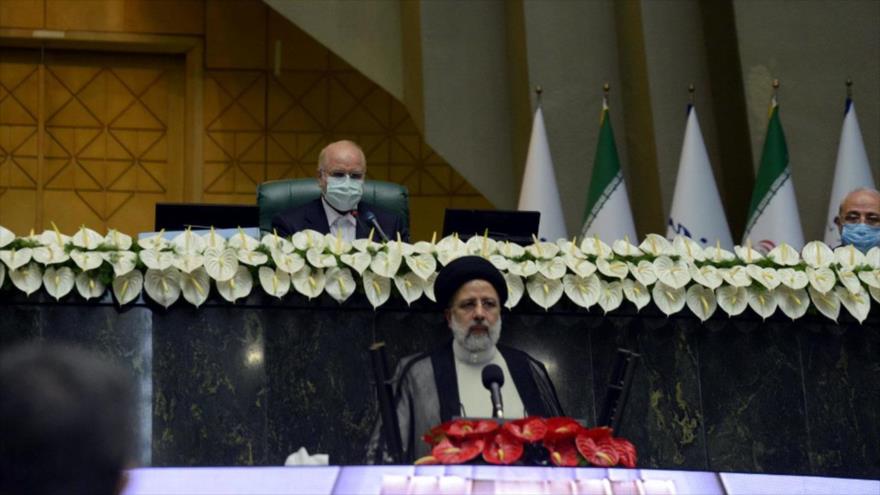 El nuevo presidente iraní, Seyed Ebrahim Raisi, habla durante la ceremonia de su investidura en el Parlamento, 5 de agosto de 2021. (Foto: Icana)