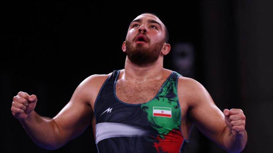 El luchador iraní en el estilo libre Amirhosein Zare tras ganar una medalla de bronce en los Juegos Olímpicos de Tokio 2020, 6 de agosto de 2021.