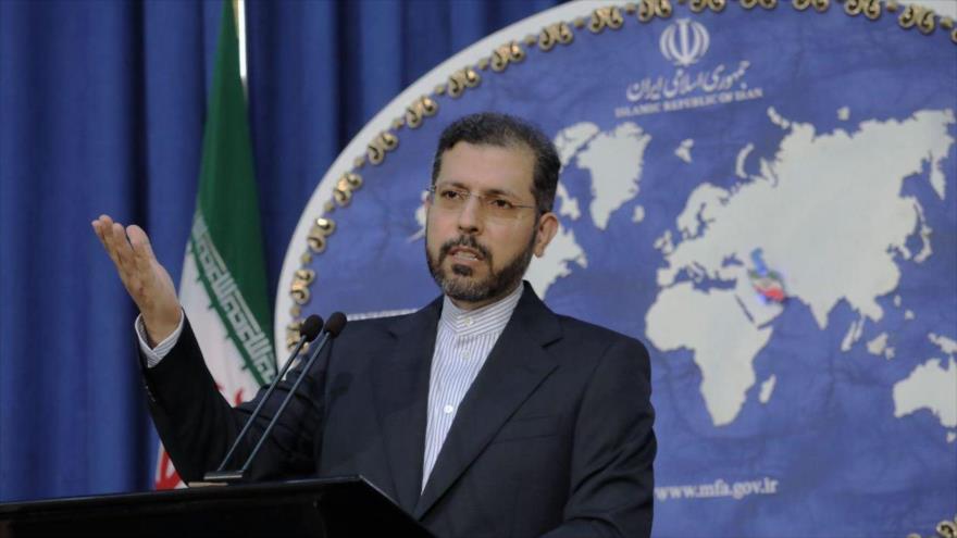 El portavoz del Ministerio de Asuntos Exteriores iraní, Said Jatibzade, durante una rueda de prensa.
