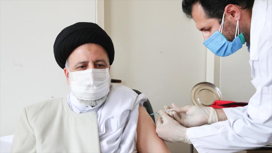El presidente de Irán, Seyed Ebrahim Raisi, es vacunada con vacuna iraní COVIRAN Barekat en un centro médico, 8 de agosto de 2021. (Foto: President.ir)