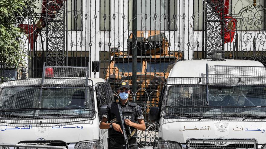 Un miembro de las fuerzas de seguridad de Túnez monta guardia frente a la sede del Parlamento de Túnez, 31 de julio de 2021. (Foto: AFP)