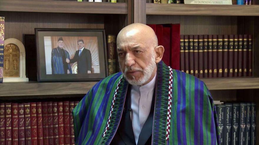 El expresidente afgano Hamid Karzai durante una entrevista con la cadena Press TV en Kabul, Afganistán, 8 de agosto de 2021.