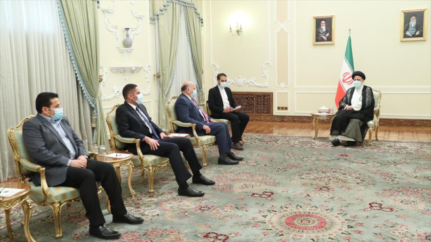 El presidente iraní, Seyed Ebrahim Raisi (dcha.), y el canciller iraquí, Fuad Husein, en Teherán (capital persa), 10 de agosto de 2021. (Foto: President.ir)