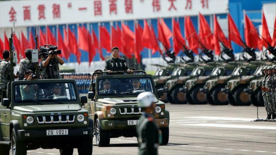 El presidente chino, Xi Jinping, asiste a un desfile militar celebrado en Hong Kong.