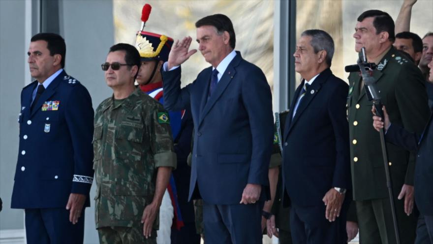 Bolsonaro encabeza inédito desfile militar entre críticas opositoras