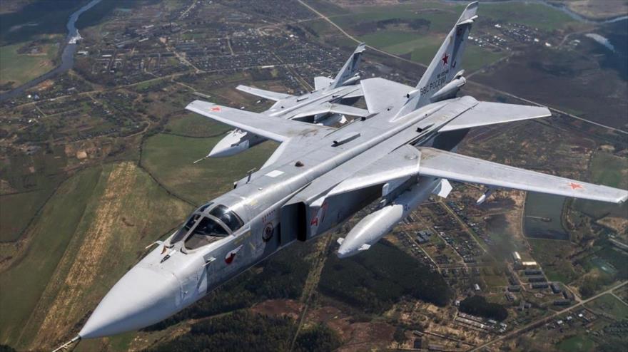 Bombarderos rusos Sujoi Su-24M en pleno vuelo.