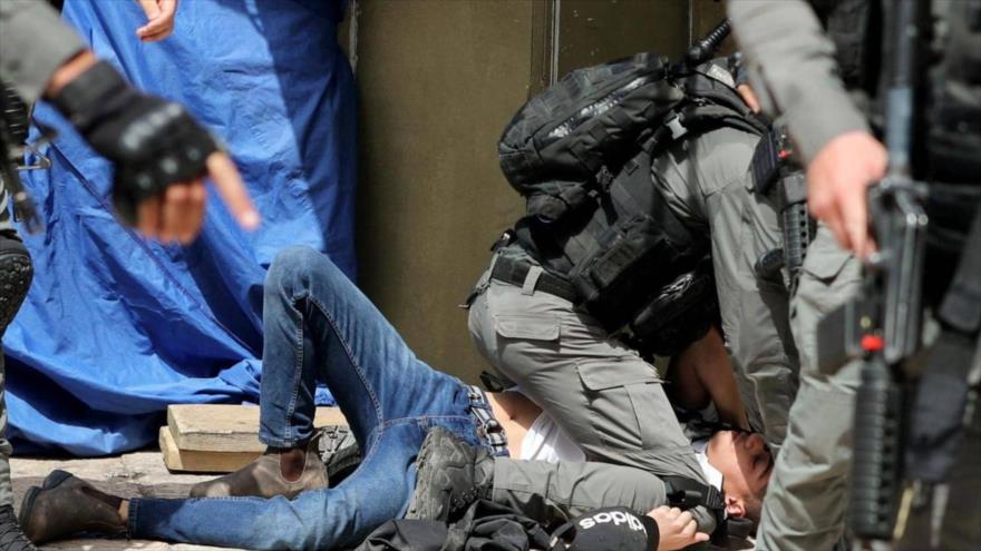 Fuerzas israelíes detienen a un palestino durante enfrentamientos que alberga la mezquita de al-Aqsa, en Al-Quds, 10 de mayo de 20121. (Foto: Reuters)