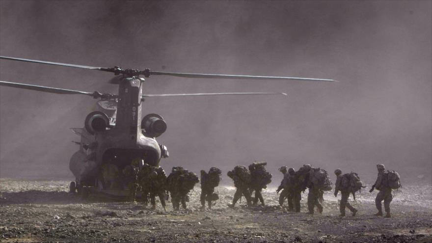 Soldados estadounidenses se preparan para subirse a un helicóptero que aterriza para evacuarles en la provincia de Jost, en Afganistán, 22 de noviembre de 2008. (Foto: AFP)