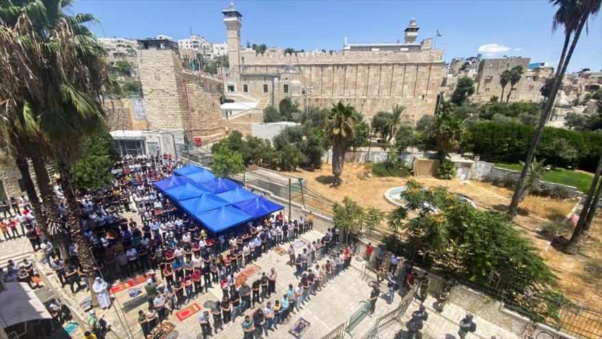 Palestinos se congregan para el rezo del viernes en la Mezquita de Ibrahim en Al-Jalil, en la Cisjordania ocupada, 13 de agosto de 2021. (Foto: Reuters)