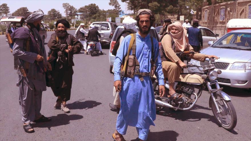 Combatientes talibanes patrullan las calles de Herat, Afganistán, 14 de agosto de 2021. (Foto: AFP)