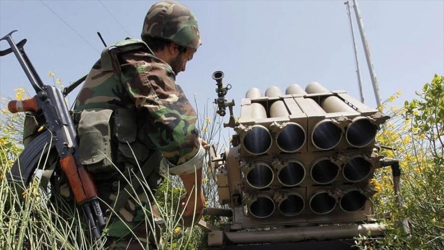 Un combatiente de Hezbolá al lado de un lanzacohetes en enfrentamientos contra el ejército israelí, 22 de mayo de 2010. (Foto: AP)