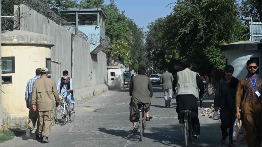 Hombres afganos caminan por una calle de la Zona Verde de Kabul, capital de Afganistán, 15 de agosto de 2021. (Foto: AFP)