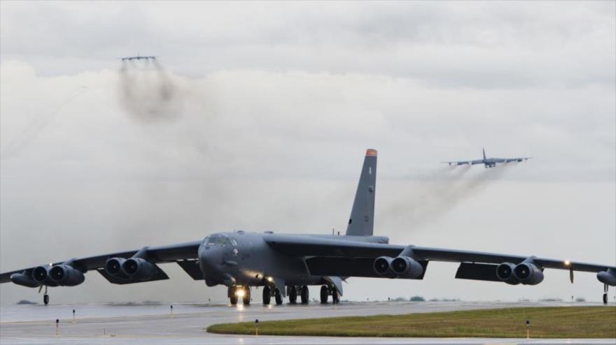 Un bombardero B-52 de EE.UU. en la pista de aterrizaje de un aeropuerto.