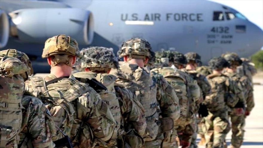 Soldados estadounidenses esperan para subir a un avión de la Fuerza Aérea de EE.UU.

