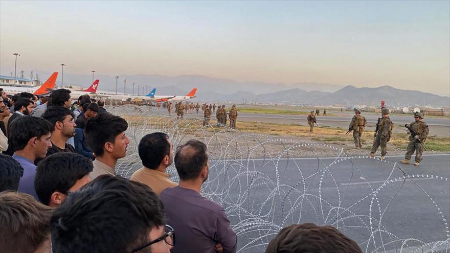 Vídeo: 3 afganos caen de avión de EEUU mientras intentaban huir