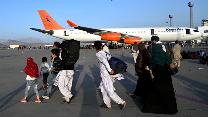 Afganos intentan abandonar su país, aeropuerto de Kabul, la capital de Afganistán, 16 de agosto de 2021. (Foto: AFP) 