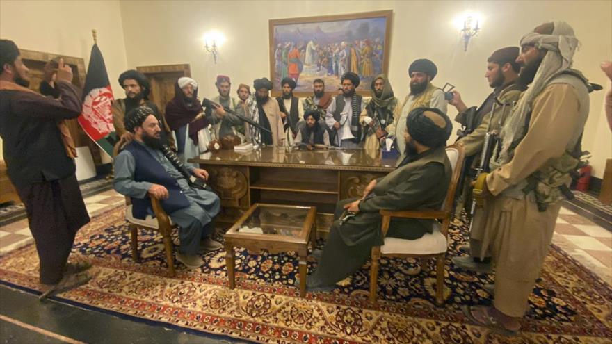 Combatientes talibanes toman el control del palacio presidencial afgano en Kabul, capital, 15 de agosto de 2021. (Foto: AP)