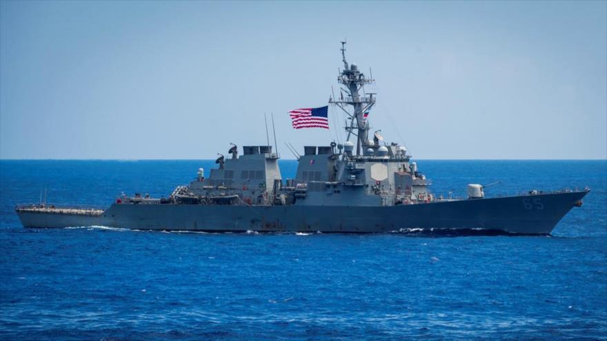 Un destructor de misiles guiados estadounidense USS Benfold (DDG-65) navega por el estrecho de Taiwán. (Foto: Reuters)