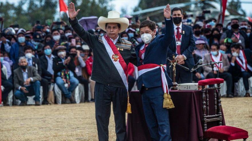 Presidente de Perú, Pedro Castillo (izda.), y el titular del Consejo de Ministros, Guido Bellido, Pampa de la Quinua, 29 de julio de 2021. (Foto: AFP)