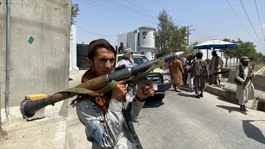 Un miembro del grupo armado Talibán frente al edificio del Ministerio afgano del Interior en Kabul, 17 de agosto de 2021. (Foto: AFP)