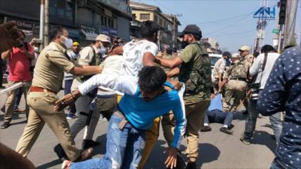 Vídeo: Policía india reprime procesión musulmana en Cachemira