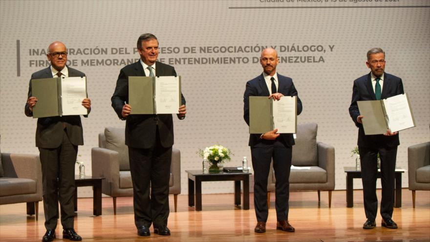 Jefe de Asamblea Nacional de Venezuela, Jorge Rodríguez (izda.) y el jefe de delegación de oposición, Gerardo Pérez (dcha.), 13 de agosto de 2021. (Foto: AFP)
