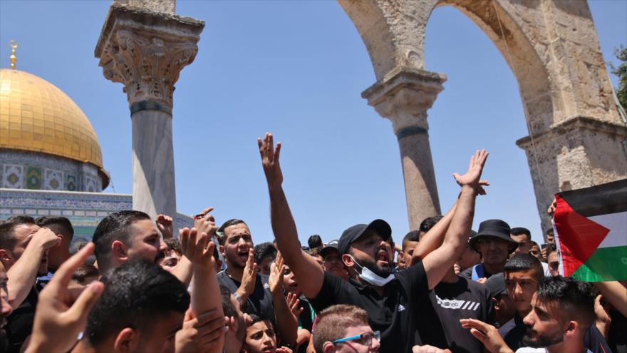 Palestinos se congregan para protestar en la explanada de la Mezquita Al-Aqsa en la ciudad ocupada de Al-Quds, 25 de junio de 2021.