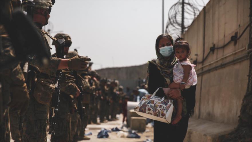 Infantes de Marina de EE.UU. guían una evacuación en el aeropuerto internacional de Kabul, capital afgana, 18 de agosto de 2021. (Foto: AFP)