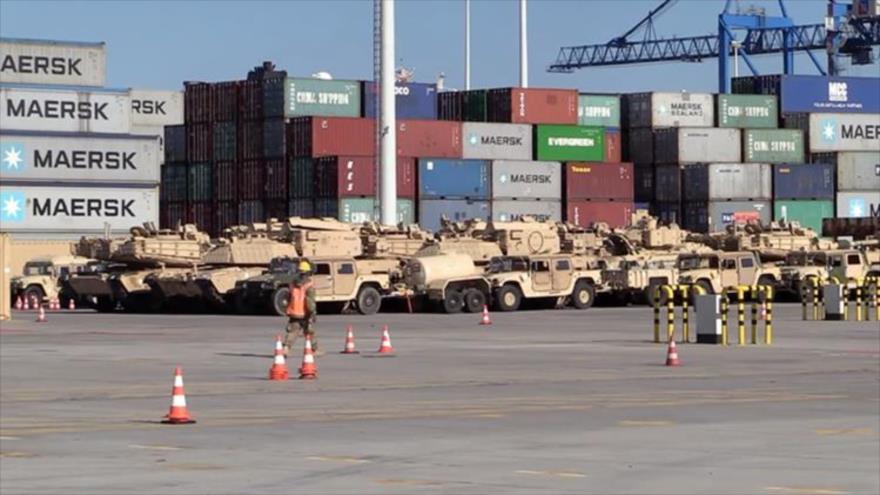 Vehículos de combate y otros equipos militares estadounidenses llegan a la ciudad polaca de Gdansk. (Foto: RT)