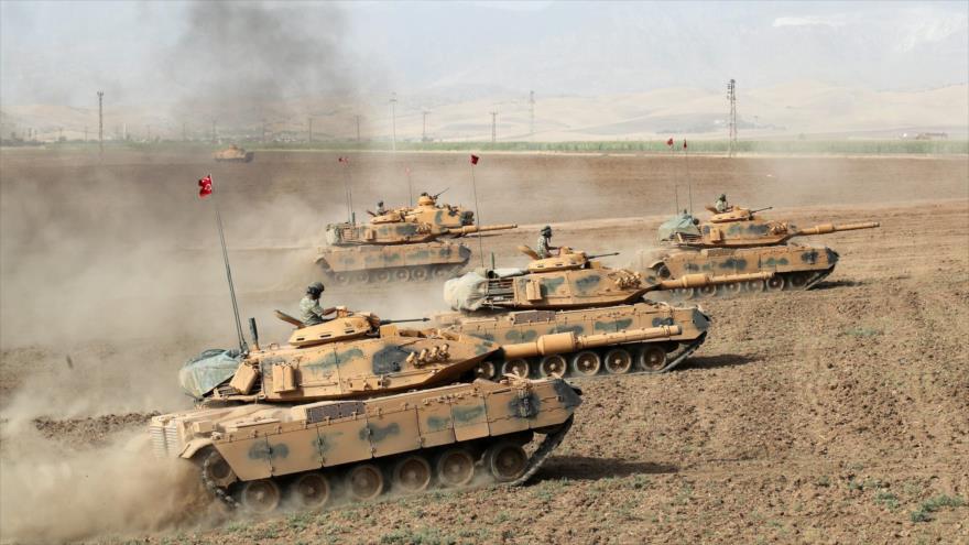 Tanques del Ejército turco cerca de la frontera turco-iraquí en Silopi (Turquía).