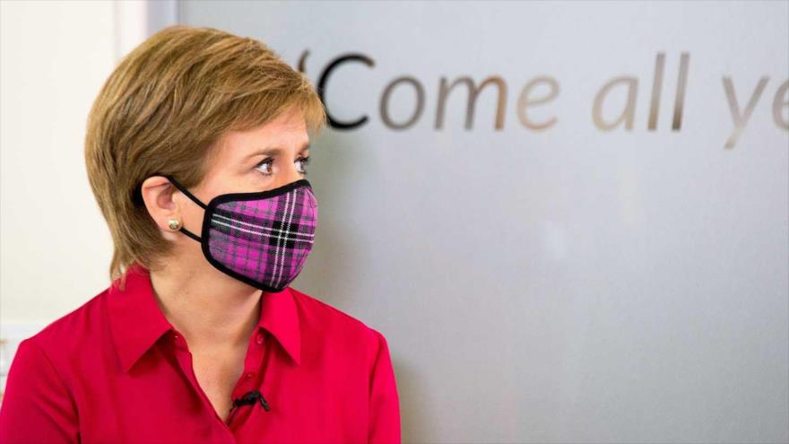 La primera ministra escocesa, Nicola Sturgeon, en la Biblioteca de Poesía en Edimburgo, la capital. (Foto: Reuters)