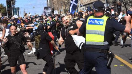 Policía australiana reprime protestas contra duras restricciones 